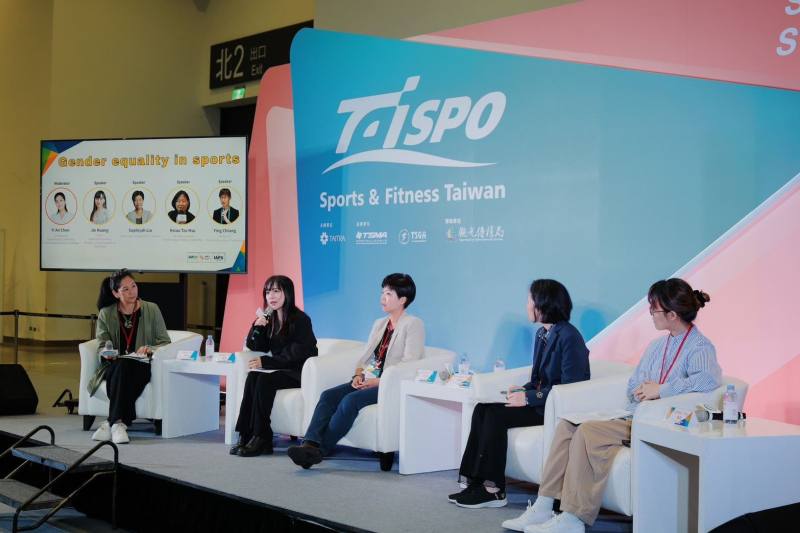 論壇邀請中華奧會性平委員會主委陳怡安、立法院女子運動外交促進會會長黃捷委員、我國無任所大使劉柏君、中華奧會秘書長徐孝慈及致理科技大學教授姜穎（左起依序）就女性於體壇中影響力進行交流及經驗分享。