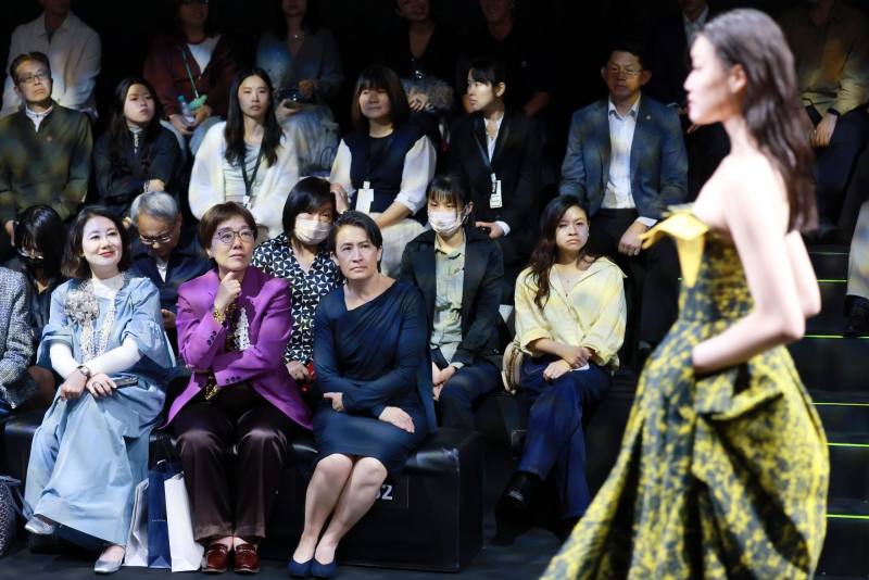 副總統蕭美琴（左3）在文化部次長王時思（左2）與立法委員吳思瑤（左1）陪同下，欣賞「臺北時裝週AW26 」C JEAN RUNWAY秀。