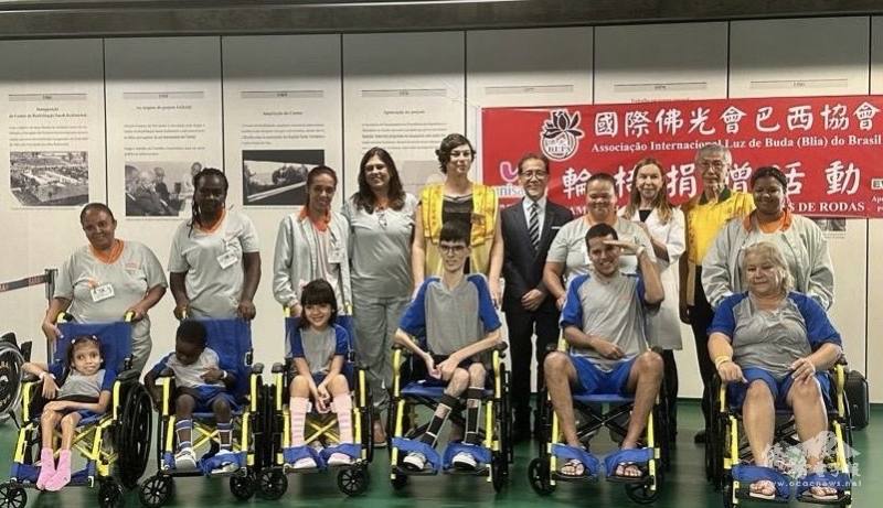 相關人員與受贈病患合影