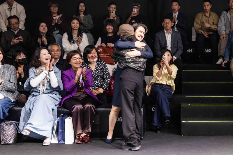 副總統蕭美琴出席「C JEAN」品牌秀，為設計師簡君嫄獻上祝福，熱情擁抱。