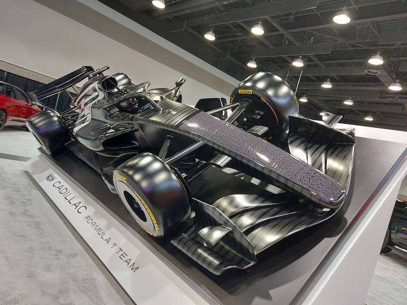 凱迪拉克的首輛F1賽車採用不對稱的黑白雙色塗裝，車身的漸層線條源自凱迪拉克經典的Logo弧形。