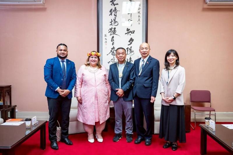 立法院長韓國瑜（右2）今天在國民黨立委盧縣一（中）陪同下，接見馬紹爾群島共和國大使卡蒂爾（左2）一行。 （立法院提供）