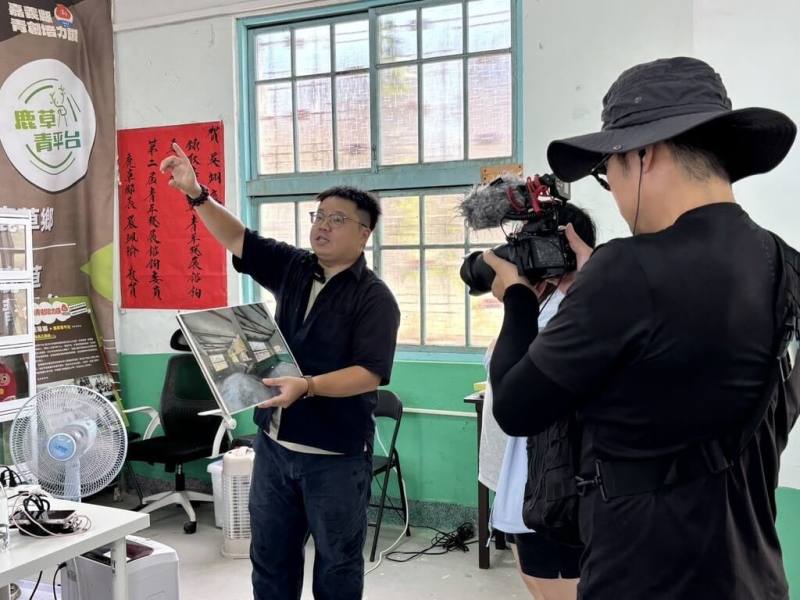 「作穡人」團隊實踐鹿草地方創生獲環境部新台幣130萬元補助，創辦人暨執行長吳翊豪（左），介紹如何將荒廢鹿草聖家園區轉型為常設性「木作循環行動場域」。（中正大學提供）