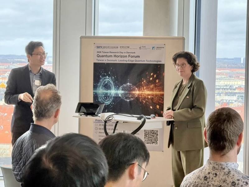 Taiwan Research Day首度於丹麥哥本哈根盛大登場，丹麥量子科技推動核心組織 Quantum Denmark 執行長斯莫利亞（Laura Smoliar，右）受邀出席演說、進行交流。（駐丹麥代表處提供）