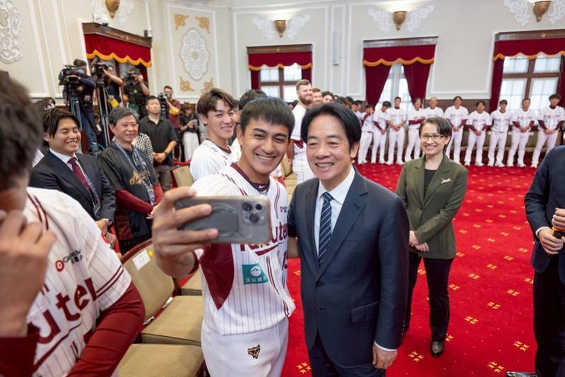 賴清德總統26日上午接見「2025年中華職棒總冠軍樂天桃猿」
