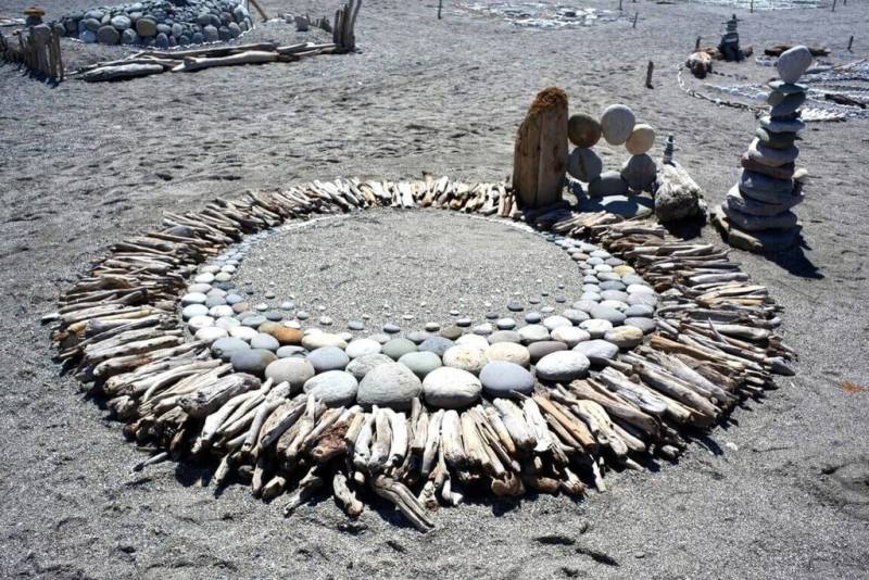 花蓮縣政府近年推廣疊石藝術季，2026年將開設2梯次疊石工作坊，邀國際藝術家指導，即日起開放報名。圖為2025年疊石藝術季展出作品「靜心之環」。（花蓮縣政府觀光處提供）