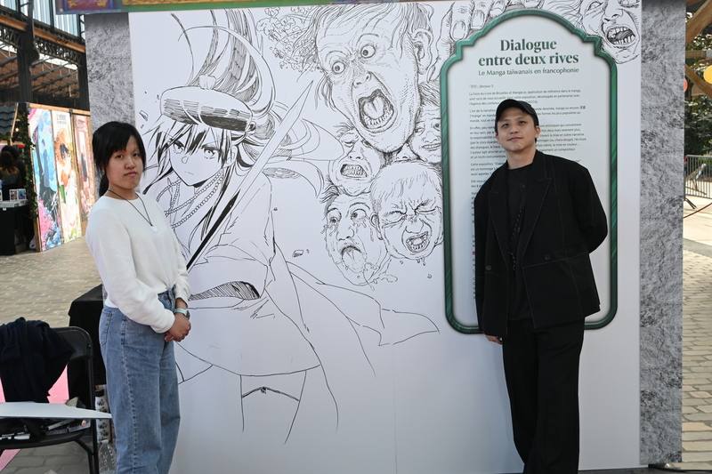 台灣漫畫家艾莉柚（左）與藥島（右）帶著漫畫作品前進布魯塞爾書展舉行簽售會、講座，與歐洲讀者面對面。