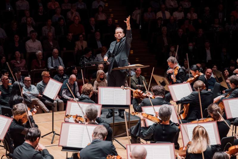 指揮名家尼爾森斯（Andris Nelsons）（中）5月將率萊比錫布商大廈管弦樂團（Gewandhausorchester Leipzig）訪台，分別在台北、台南舉行音樂會。（牛耳藝術提供）