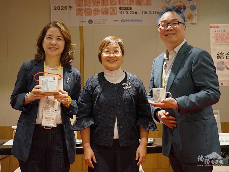 徐佳青致蹭紀念品予董秀敏及副團長高銓晟