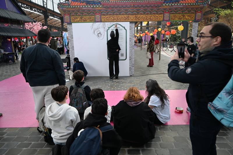 艾莉柚與藥島在布魯塞爾書展會場合作創作漫畫，吸引許多民眾圍觀、拍攝。