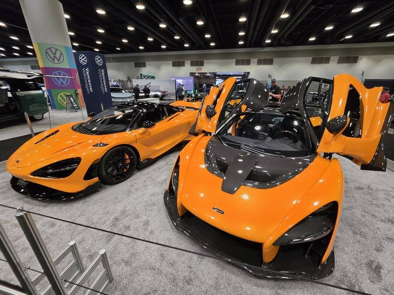 30多家廠商逾200輛汽車在溫哥華國際車展爭奇鬥艷，其中豪華跑車總讓人目不轉睛。