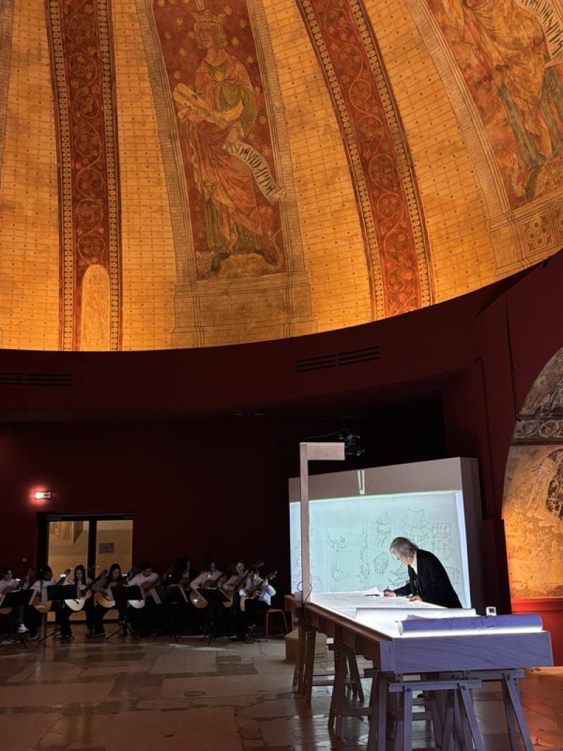 台灣藝術家暨建築史學者李乾朗於巴黎建築及遺產城駐館，以細膩手繪呈現台灣建築多元性。