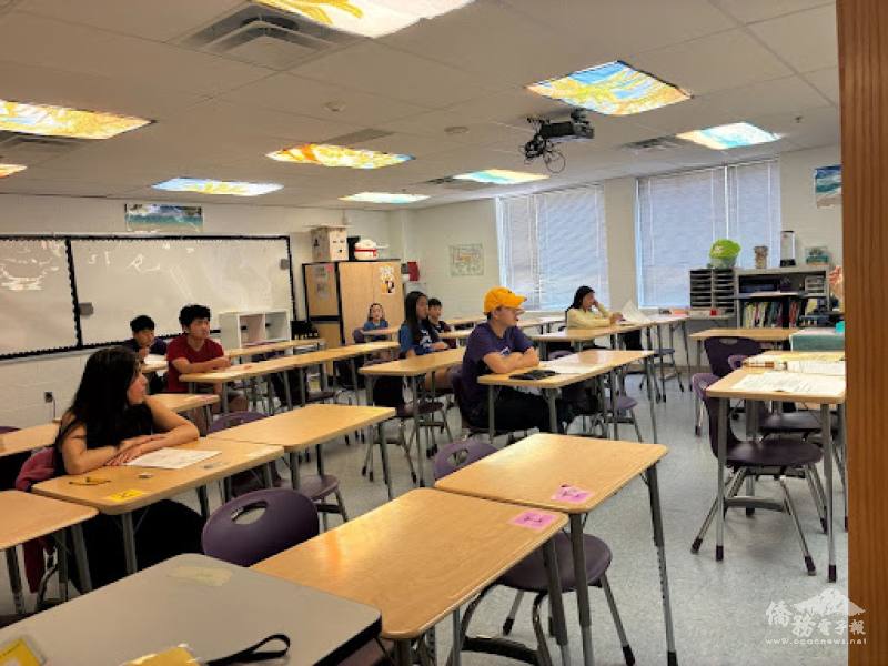 考生專心聽取考場要點說明，為測驗做好充分準備