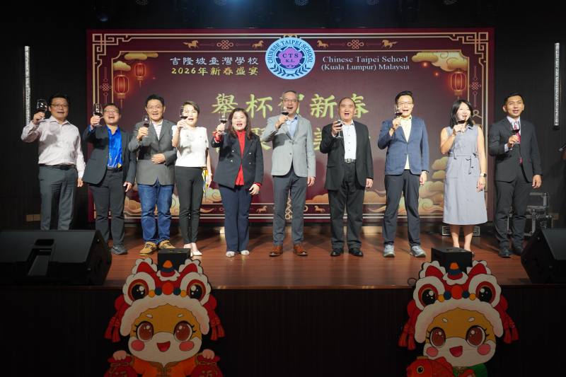 貴賓共同向全體教職員致上祝賀與謝意