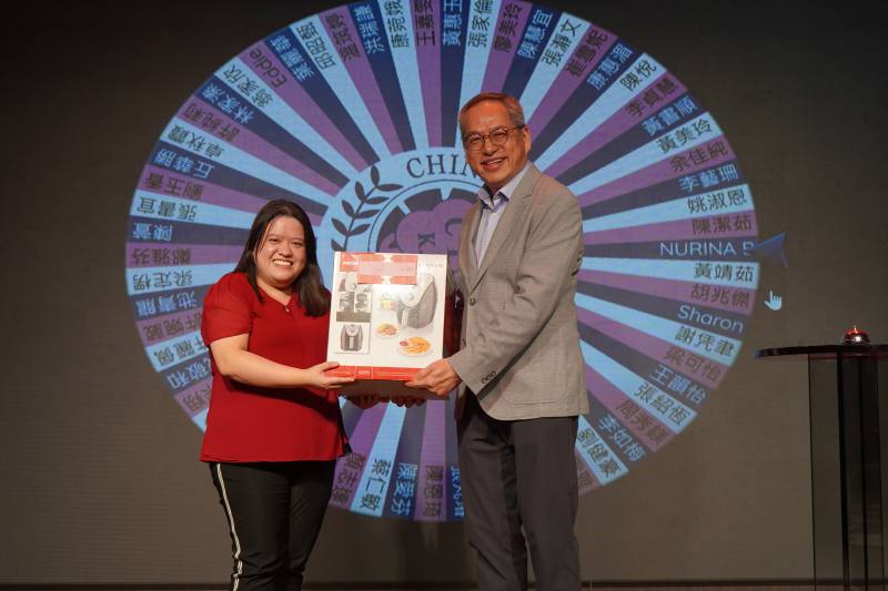 駐馬代表處公使代為抽出大使連玉蘋準備的禮品