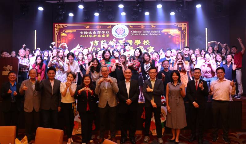 貴賓與全體教職員合影