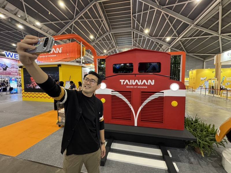 新加坡消費旅遊展「NATAS春季旅展」27日登場，觀光署推台灣館打造火車意象，吸引民眾拍照。