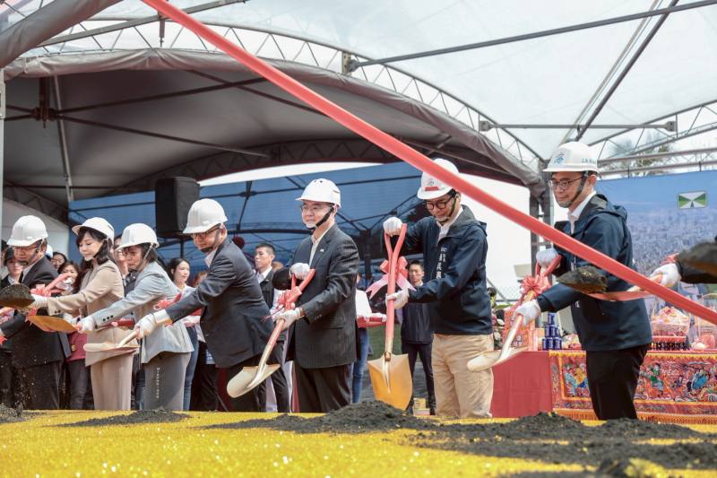 行政院長卓榮泰28日出席「高雄第三（楠梓）園區聯外交通整體計畫聯合動土祈福典禮」