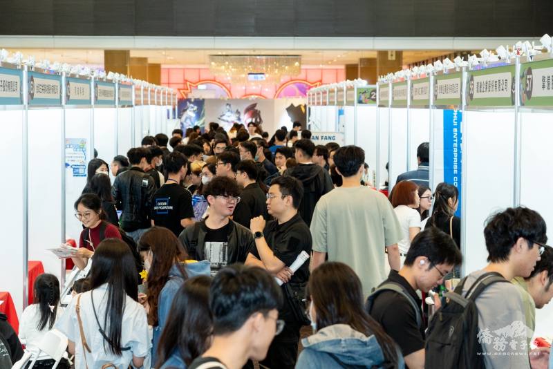 僑生現場與企業進行面試交流