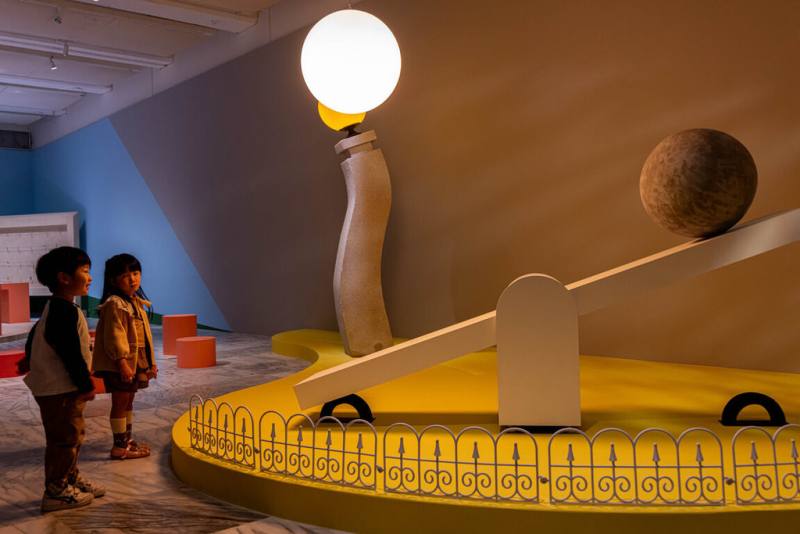 主題特展「造公園」28日起將在台北市立美術館兒童藝術中心展出，以藝術重新詮釋公園新想像。參展藝術家陳姿尹透過作品Light up and down，向觀眾提出「光是否具有重量」的提問。（陳姿尹、北美館提供）