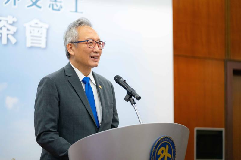 外交部政務次長吳志中於志工年度感恩茶會上致詞。