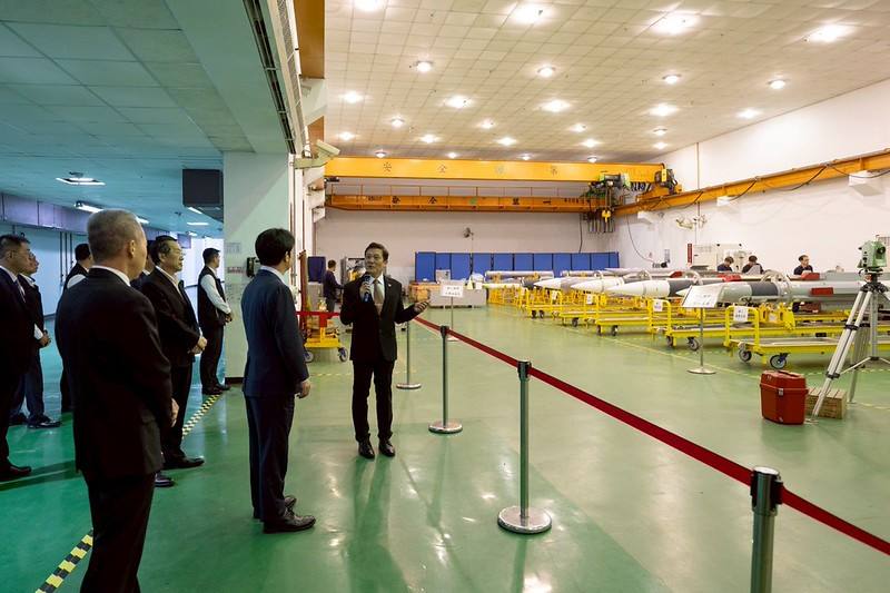 總統聽取「臺灣之盾」概念說明簡報及「海空戰力提升計畫執行現況報告」，瞭解雄風飛彈、天弓飛彈組裝流程及其成果展示