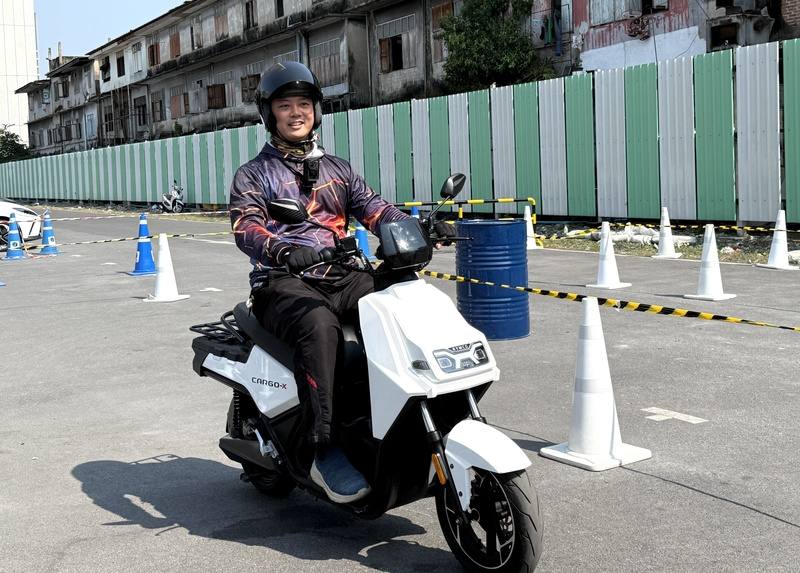 台泰合資的企業Aionex在泰國推出新款電動機車，以更親民的價格，盼吸引更多買家。圖為27日舉行媒體試駕活動。