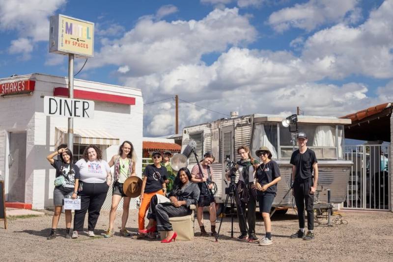 新媒體藝術家鄭淑麗（左4）與跨性別與性別非二元表演者合作，推出新作。（勒斯里．羅曼美術館提供，Leslie-Lohman Museum of Art）