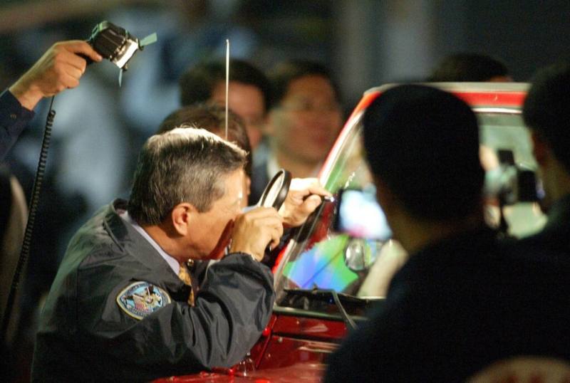 李昌鈺（左）率美國鑑識專家來台調查319槍擊案時，使用雷射光束與煙霧模擬彈道與槍擊熱區，引起熱烈討論。（美聯社）