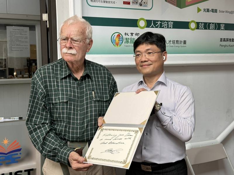 高高雄科技大學27日公開分享太陽能教育與綠能科技成果，世界太陽能車賽創始人索歐爾斯特普（Hans Tholstrup）（左7）也應邀到訪，並與高科大太陽能車團隊合影。雄科技大學27日舉辦記者會，分享太陽能教育與綠能科技成果，高科大模具工程系教授艾和昌（右）與世界太陽能車賽創始人索歐爾斯特普（Hans Tholstrup）（左）合影。