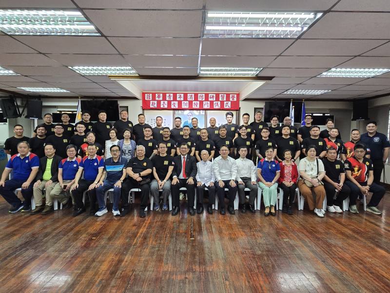 2026年菲華青年消防研習營成員與出席貴賓合影