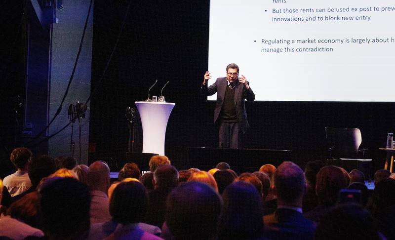 2025年諾貝爾經濟學獎得主阿吉翁在「動盪時代的經濟成長」論壇擔任主題演講人。