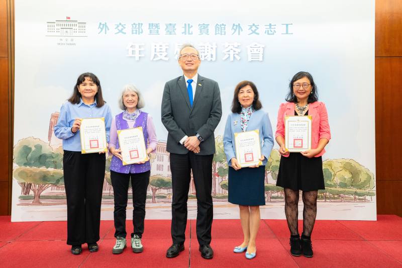 外交部政務次長吳志中頒贈外交志願服務證書。