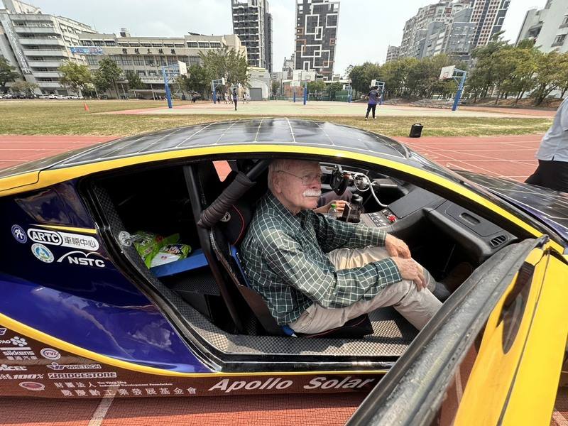 世界太陽能車賽創始人索歐爾斯特普（Hans Tholstrup）（圖）27日造訪高雄科技大學，在校內操場體驗乘坐新一代太陽能車款阿波羅9號（Apollo IX）。