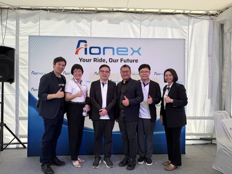 Aionex主要聚焦「企業對企業」（B2B）模式，其電動機車獲泰國當地摩托車評比首獎的肯定；27日發表的新款機車可支援換電與家用充電雙系統。圖為Aionex執行長丁學文（左3）和Aionex執行董事吳學蘭（左2）出席新車發表會。