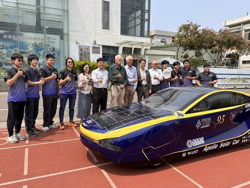 高雄科技大學27日公開分享太陽能教育與綠能科技成果，世界太陽能車賽創始人索歐爾斯特普（Hans Tholstrup）（左7）也應邀到訪，並與高科大太陽能車團隊合影。