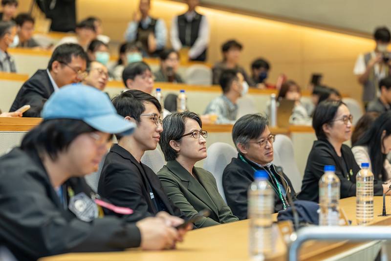 副總統聽取學生作品簡報及成果分享