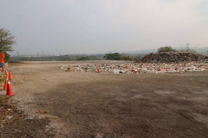 雲林縣垃圾危機在環保局設置「零廢棄資源化系統」並委由台塑六輕等焚化爐去化下，終於降低各鄉鎮掩埋場爆量情形，今年已清完古坑掩埋場（圖），僅留小部分垃圾作為轉運平台。（雲林縣政府提供）
