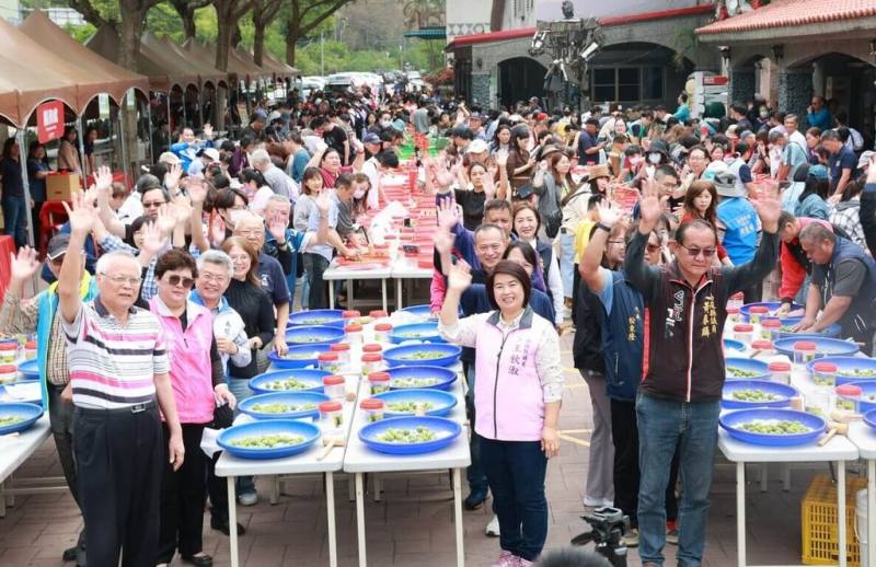 「2026南投梅子節–春分一簍梅」28日在信義鄉農會梅子夢工廠熱鬧開幕，現場民眾齊聚體驗手作脆梅（圖），酸甜香氣瀰漫。（南投縣政府提供）