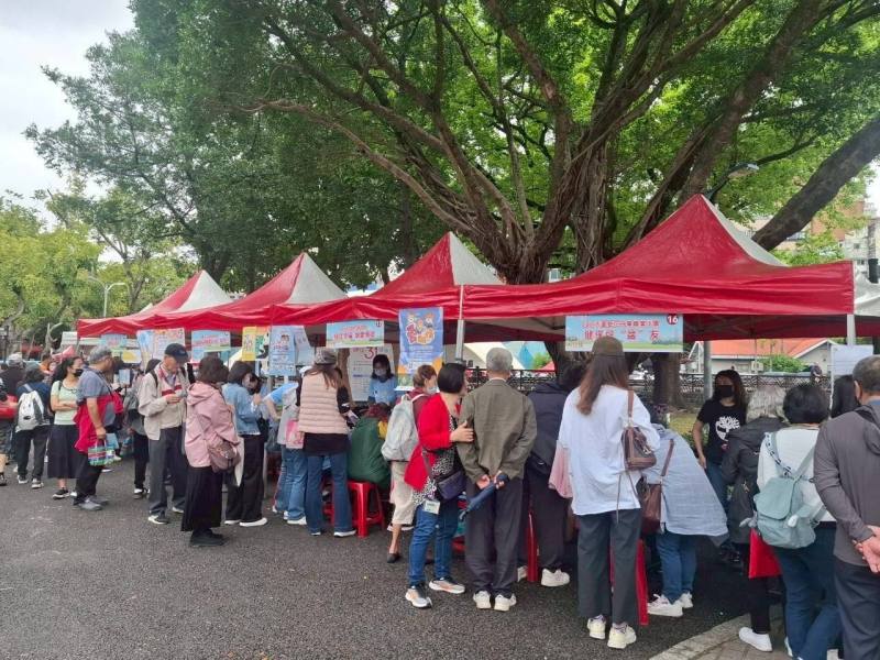 活動現場民眾熱情參活動，各各都是健保達人