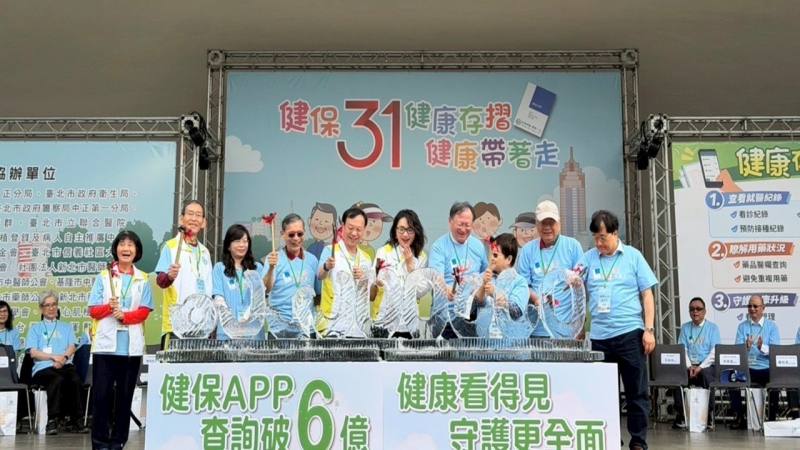 衛生福利部石崇良部長與健保署陳亮妤署長等貴賓共同進行敲冰儀式