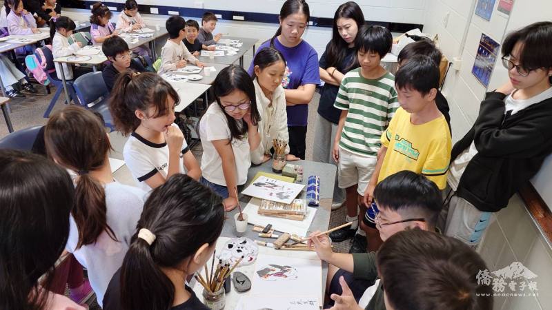 劉敬楠進行國畫教學