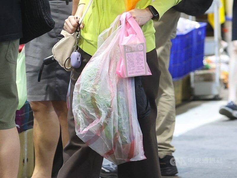 圖為民眾購物使用的塑膠提袋。（中央社檔案照片）
