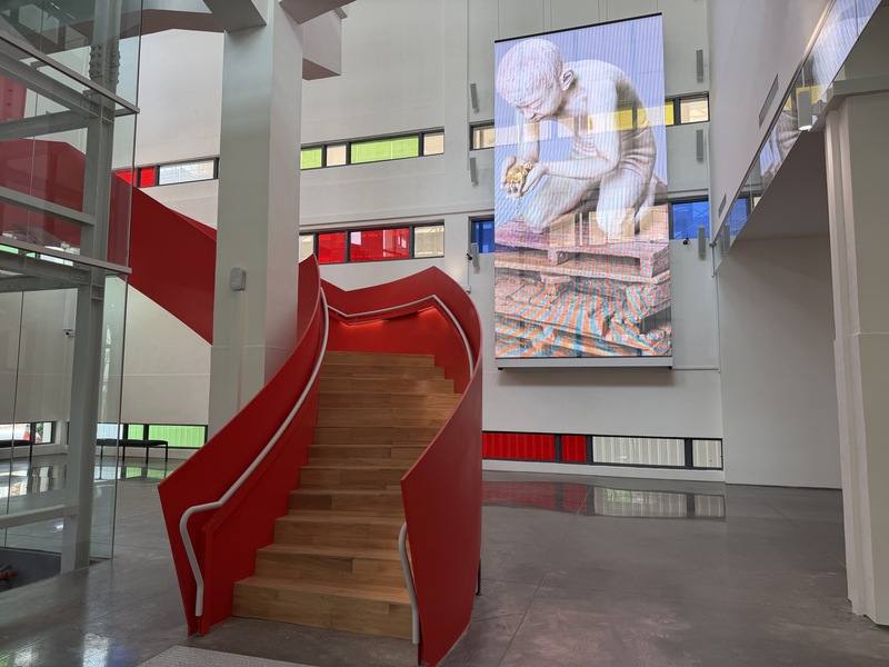 屏東縣立美術館28日正式開館，由建築師石昭永操刀設計，室內旋轉樓梯為圓弧形設計，移動時可感受光線與空間層次的變化。中央社記者李卉婷攝