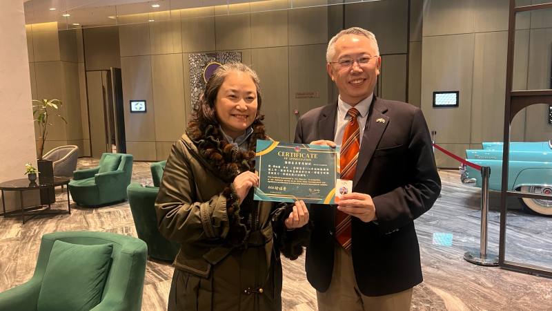 黃志揚代表僑務委員會頒發感謝狀予僑務諮詢委員周如意，並轉交相關記者證件