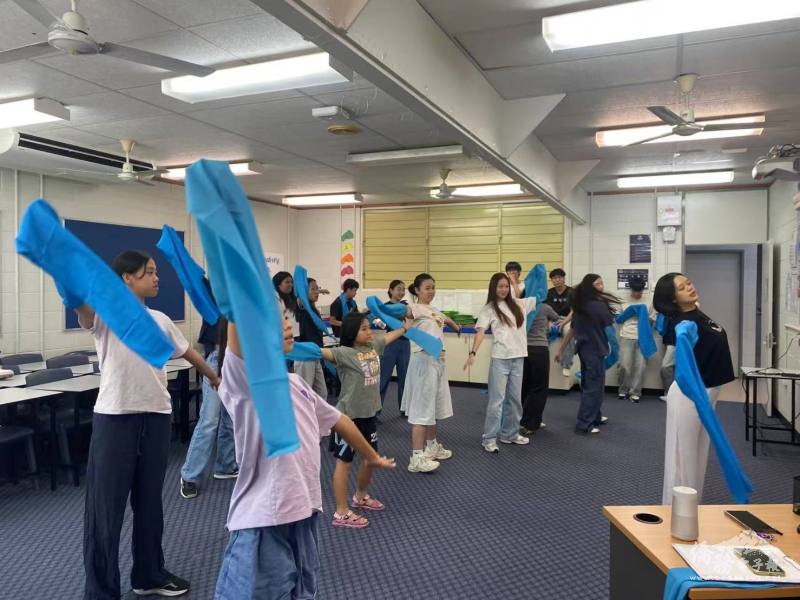 杜佳家進行民俗舞蹈教學