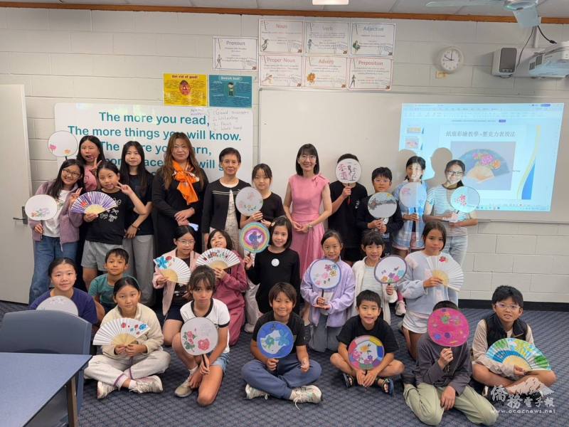 董惠芳進行客家彩繪教學