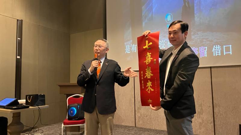 黃志揚於活動中展示總統、副總統贈送僑胞的春聯，轉達來自臺灣的新春祝福