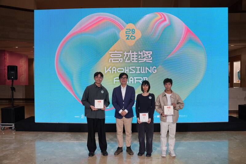 高雄市立美術館28日舉辦「2026高雄獎」頒獎典禮，高雄市長陳其邁（左2）頒發首獎給3名得主。（高雄市立美術館提供）