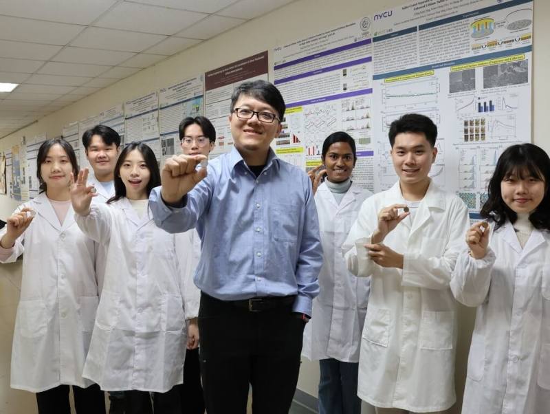 陽明交通大學國際半導體產業學院副教授蘇育陞（右4）帶領團隊開發新的電池設計，用不含鋰離子的鈉離子電解液，仍可讓鋰鈦氧化物進行電化學反應且能提升電池容量，為電池材料性能帶來新突破。（陽明交大提供）